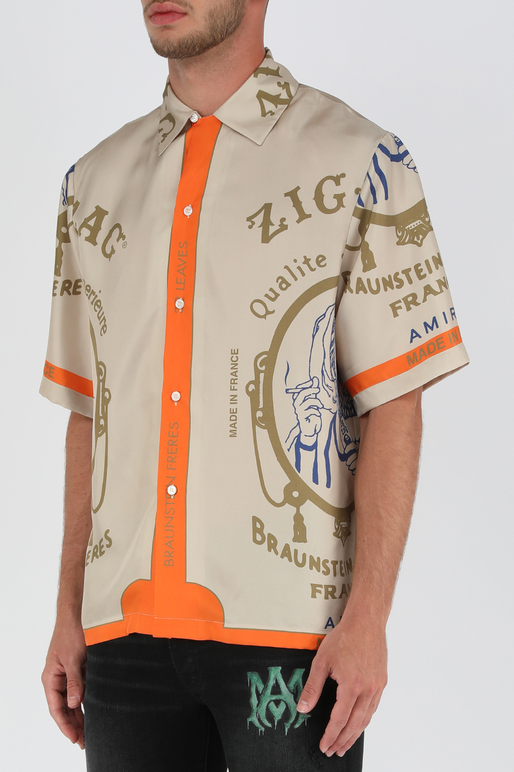 תמונת דוגמן קידמית של חולצה מכופתרת קצרה בגווני בז' וכתום עם הדפס