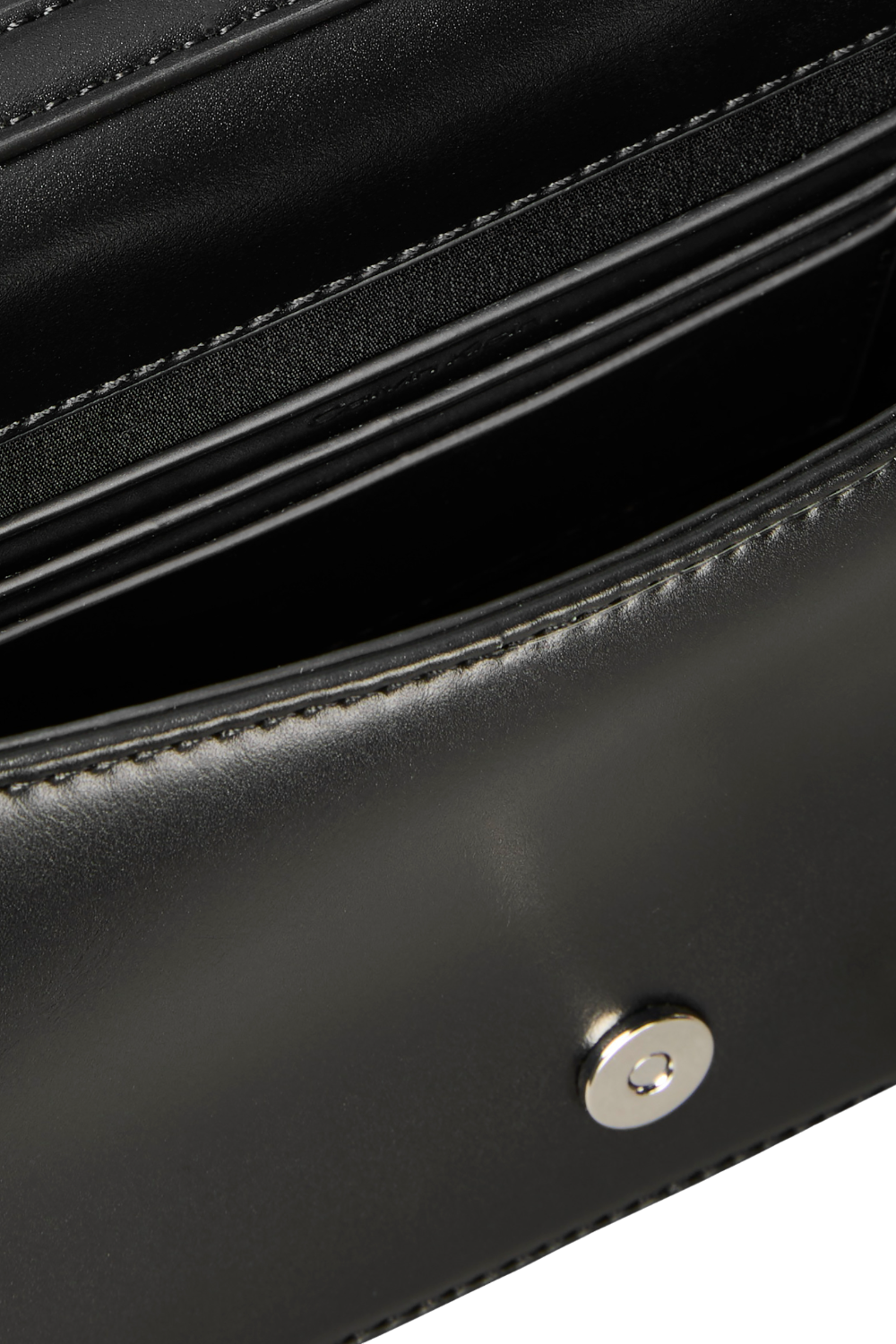 תמונת תקריב של תיק כתף מיני