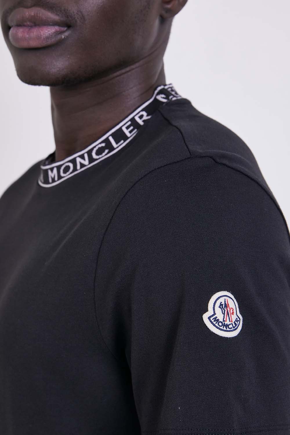 תמונת תקריב דוגמן של חולצת טי