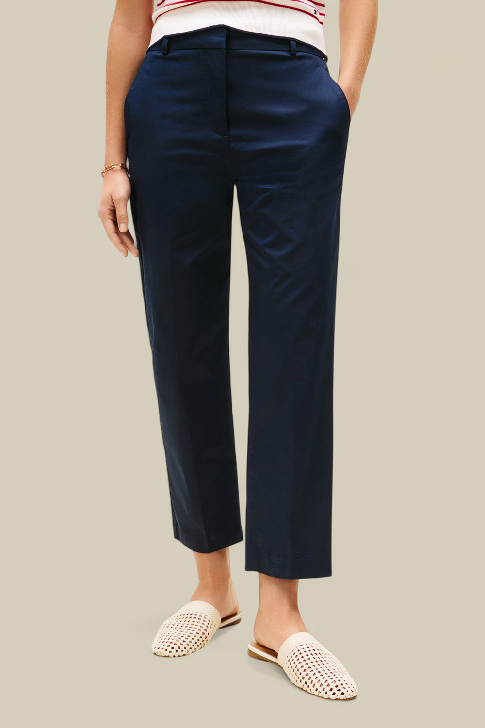 תמונת דוגמן קידמית של מכנסי צ'ינו סלים פיט