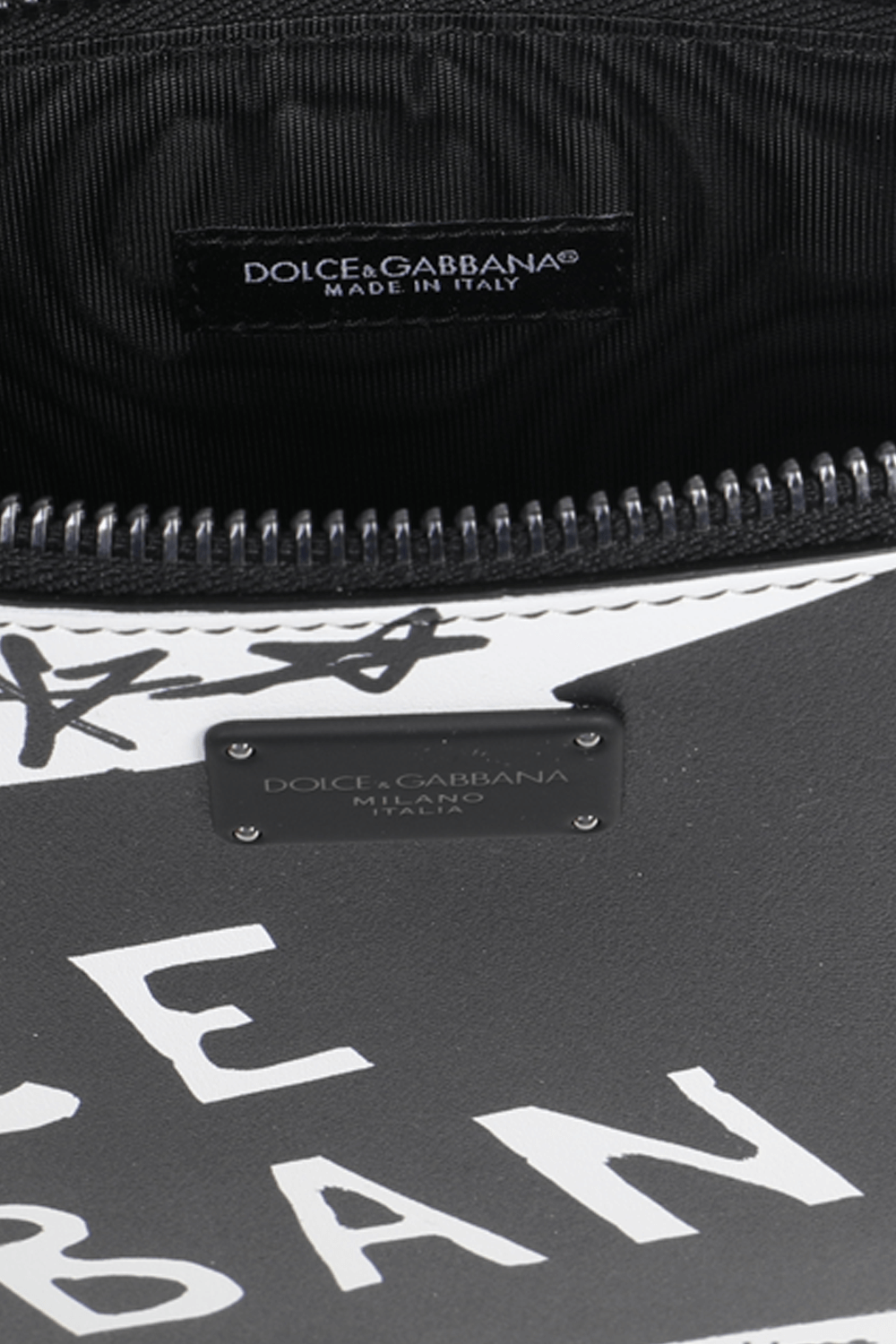 תמונת פנים של תיק קלאץ' עם הדפס גרפי בצבע לבן