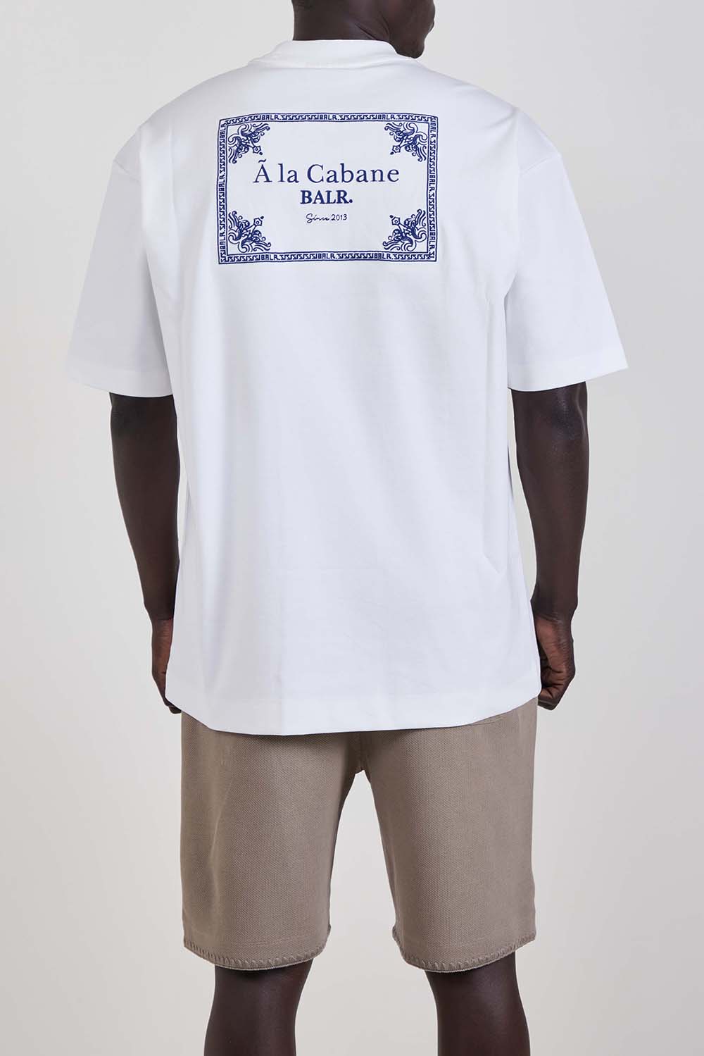 תמונת דוגמן אחורית של חולצת טי אוברסייז