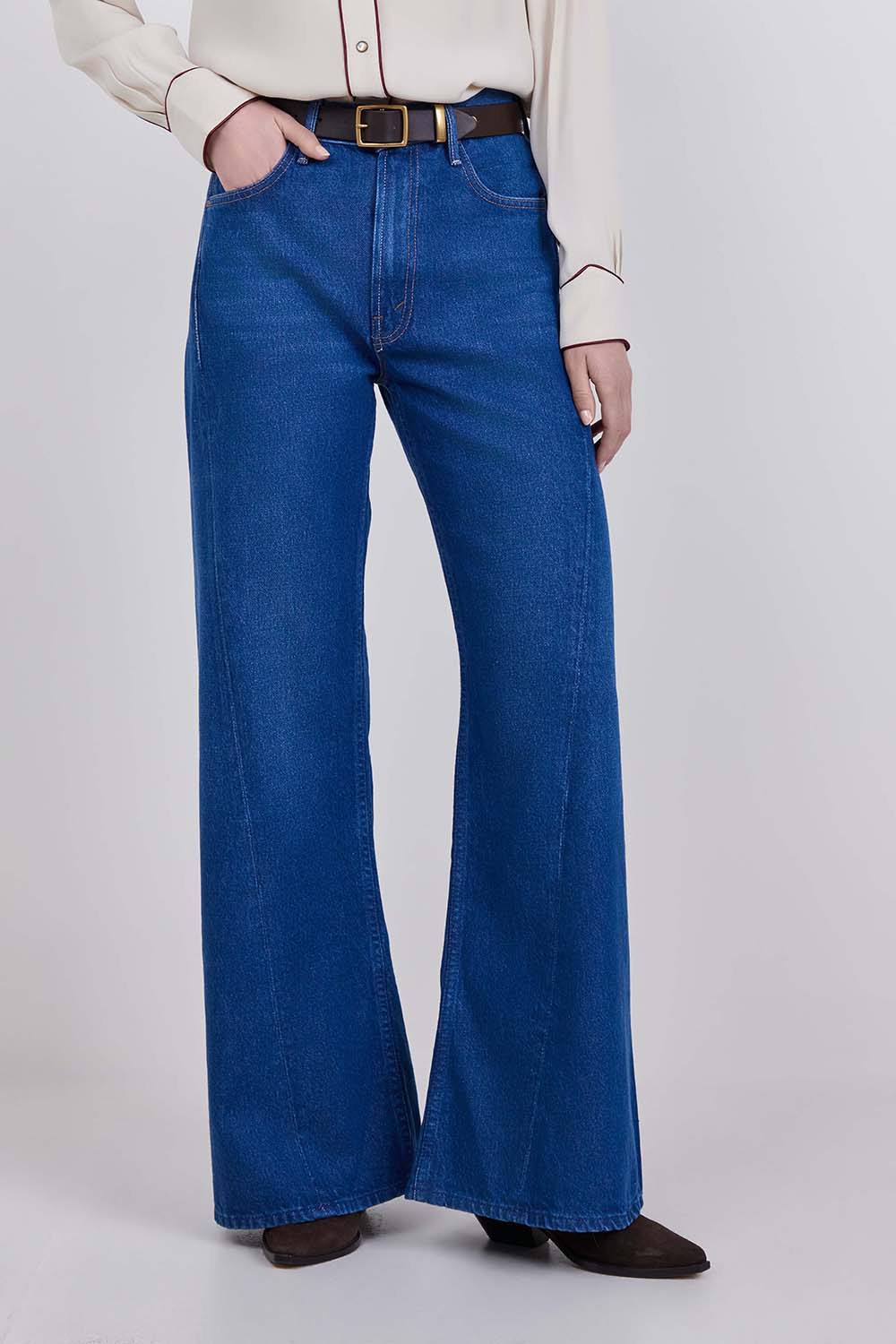 תמונת דוגמן קידמית של מכנסי ג'ינס בגזרה רחבה