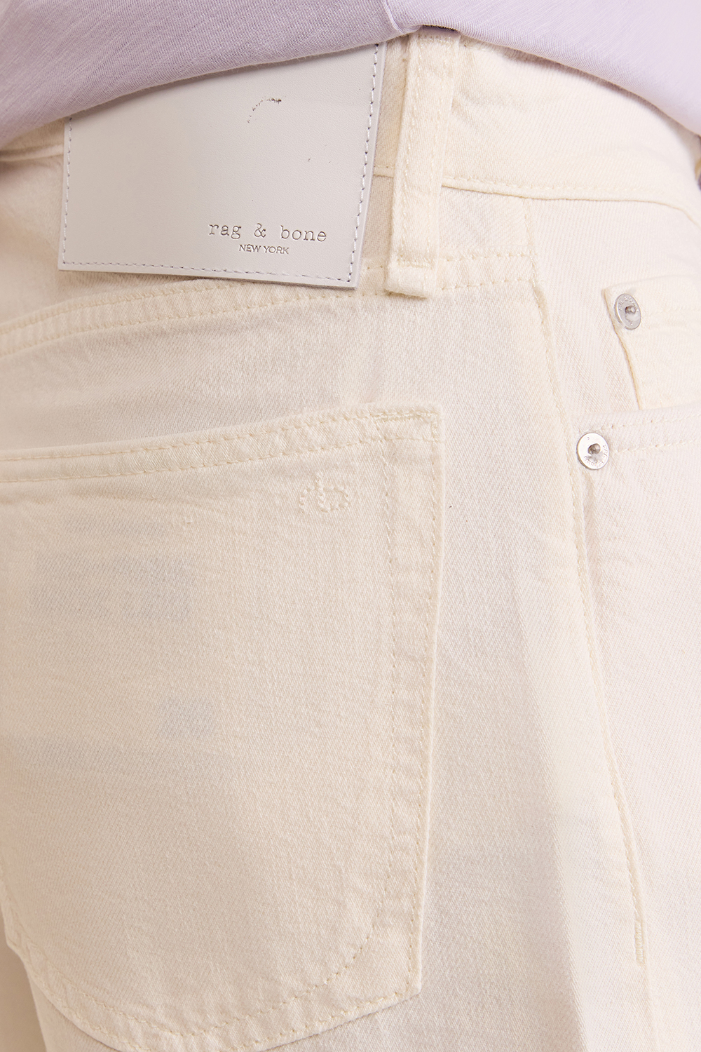 תמונת תקריב דוגמן של מכנסי ג'ינס בגזרה מתרחבת