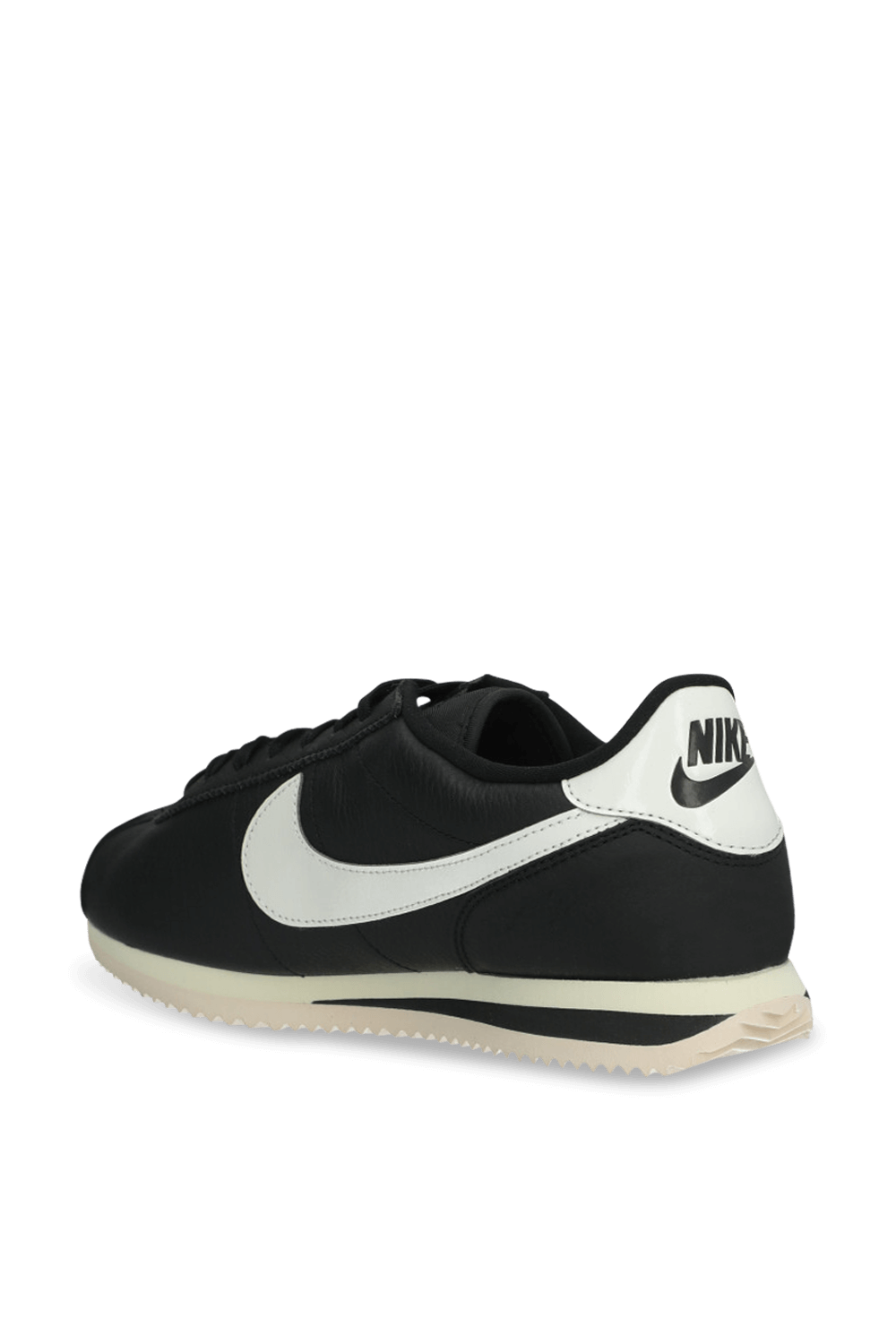 תמונה אחורית של נעלי סניקרס