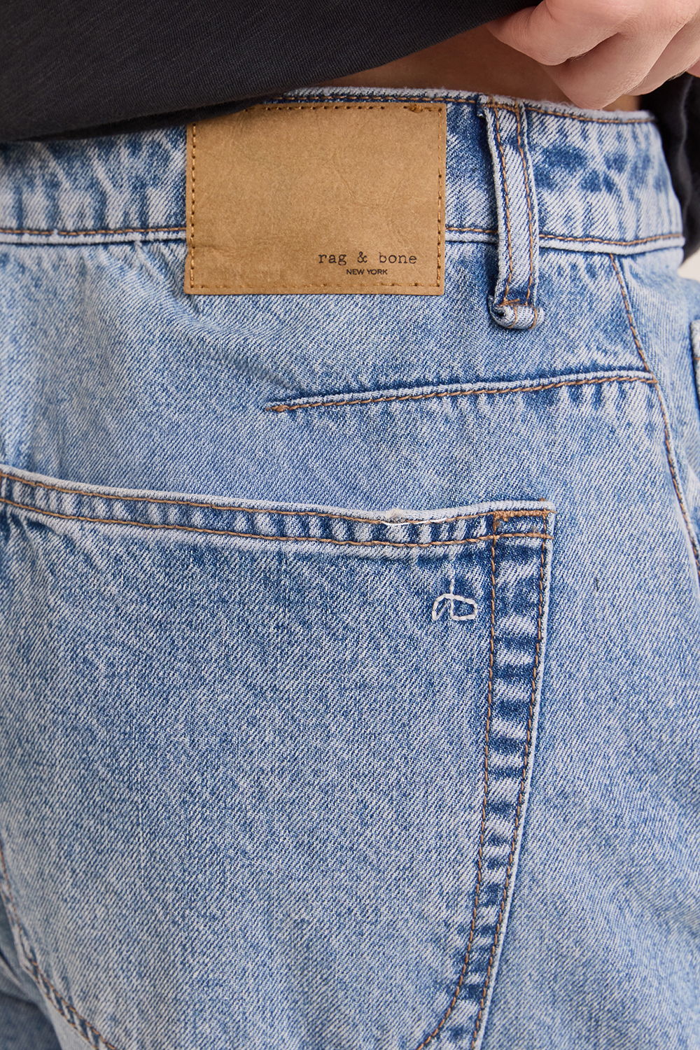 תמונת תקריב דוגמן של מכנסי ג'ינס בלון משוחררים