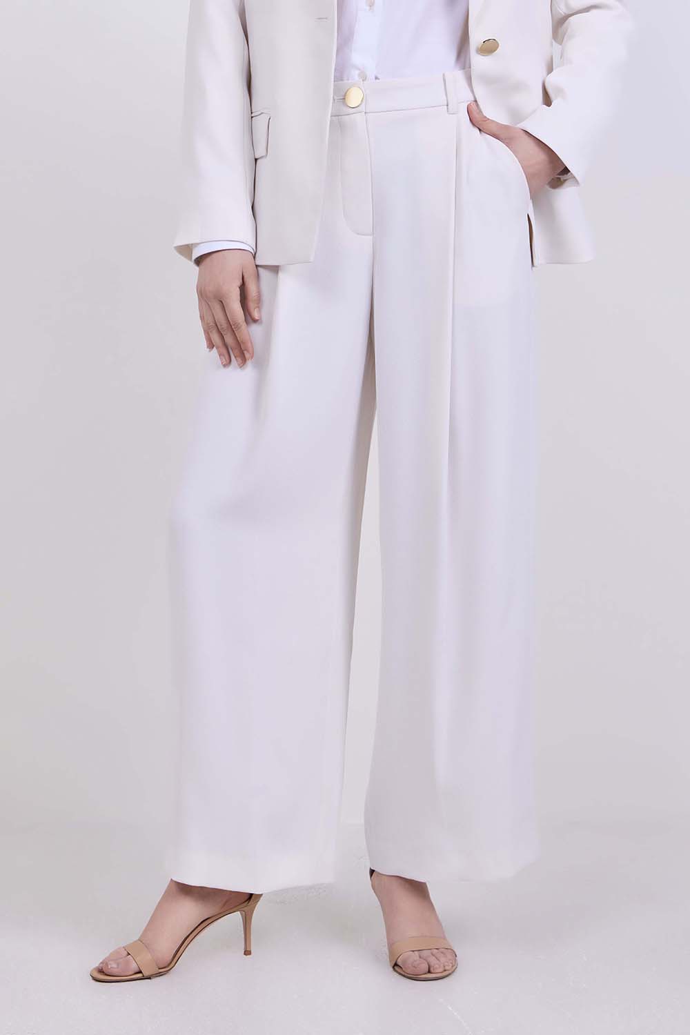 תמונת דוגמן קידמית של מכנסיים מחויטים