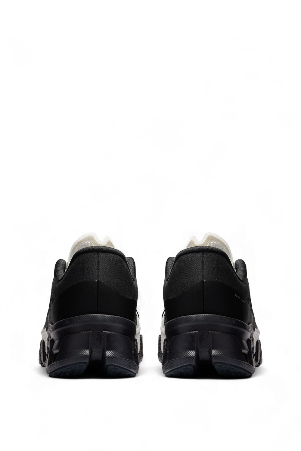 תמונת תקריב של און קלאוד X היפר פאף נעלי סניקרס קלאודמונסטר