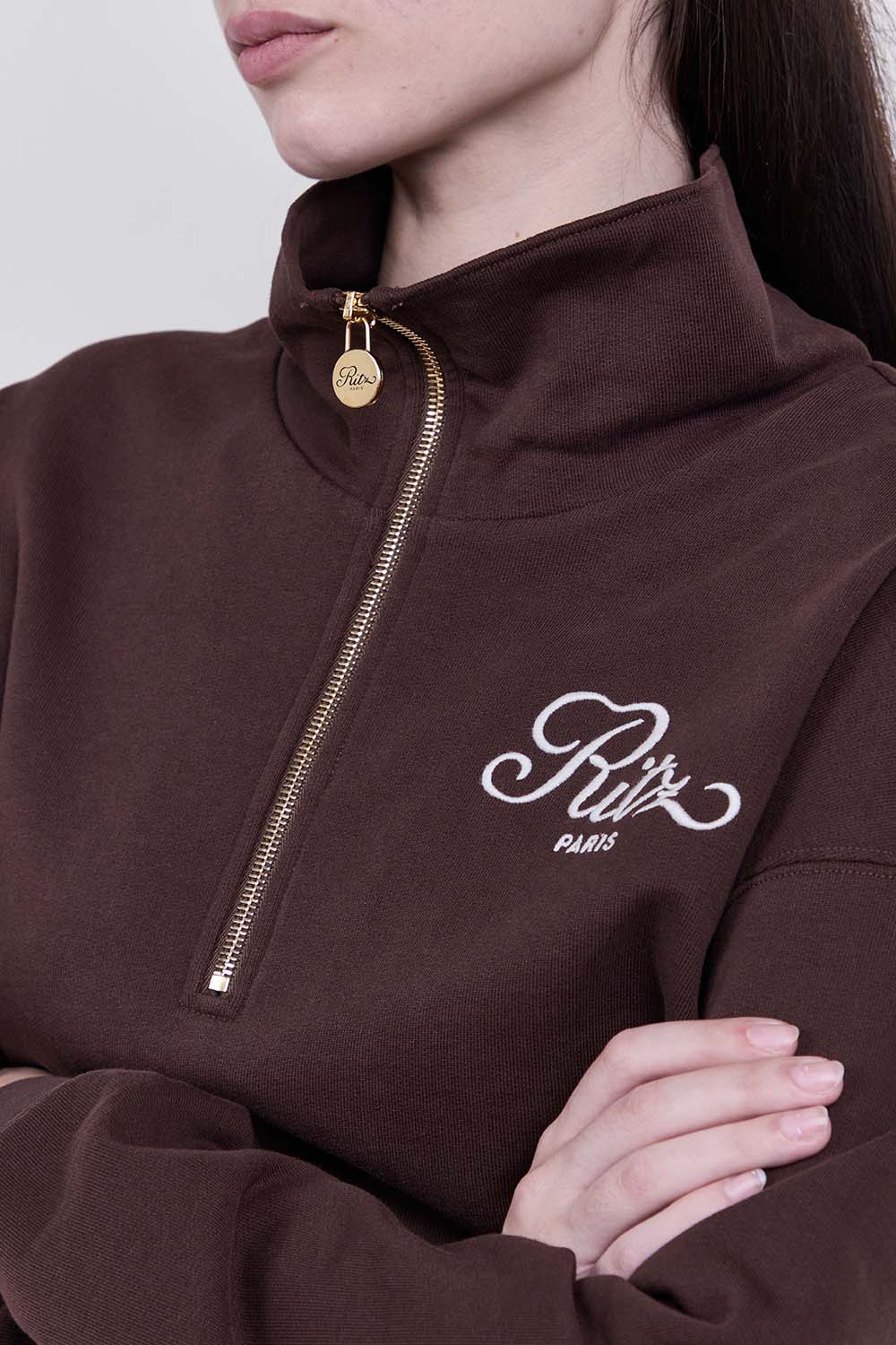 תמונת תקריב דוגמן של סווטשירט חצי־רוכסן ריטץ' X פריים