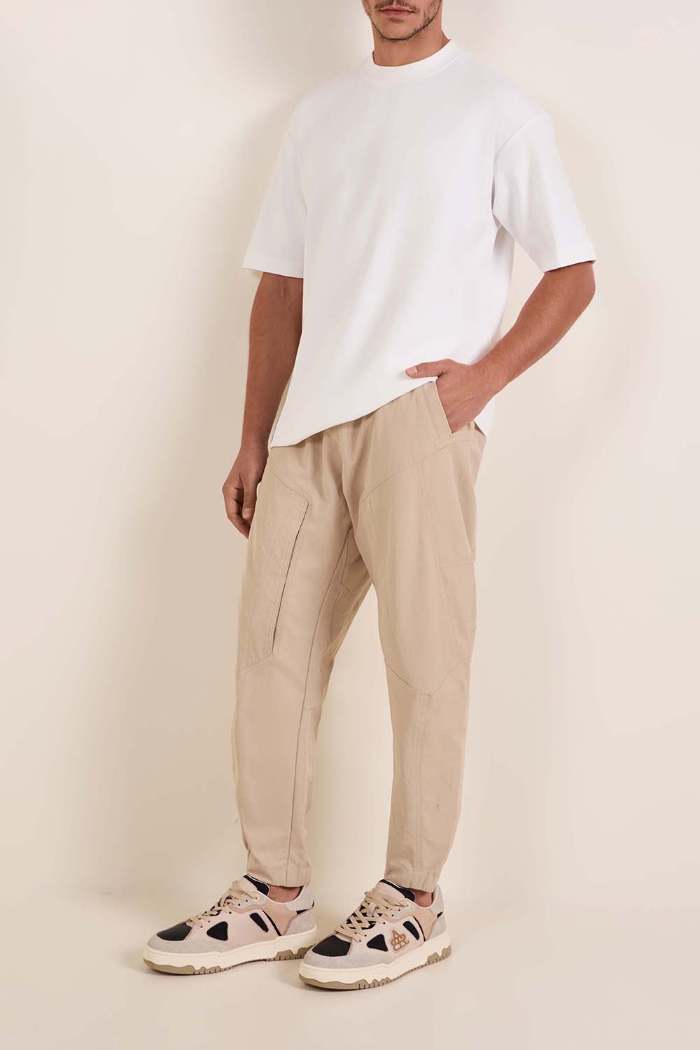 תמונת דוגמן קידמית של נעלי סניקרס