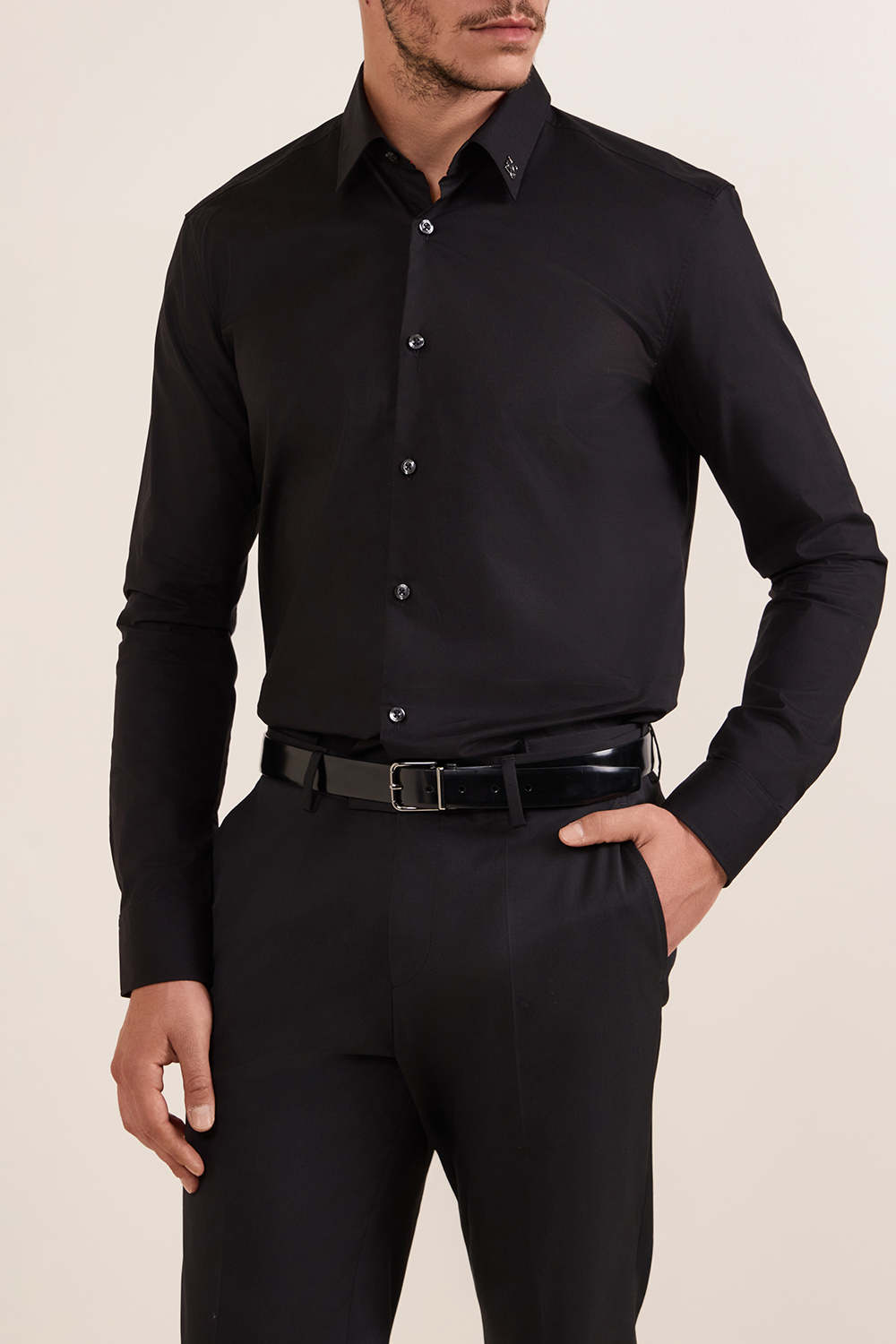 תמונת דוגמן קידמית של חולצת כפתורים