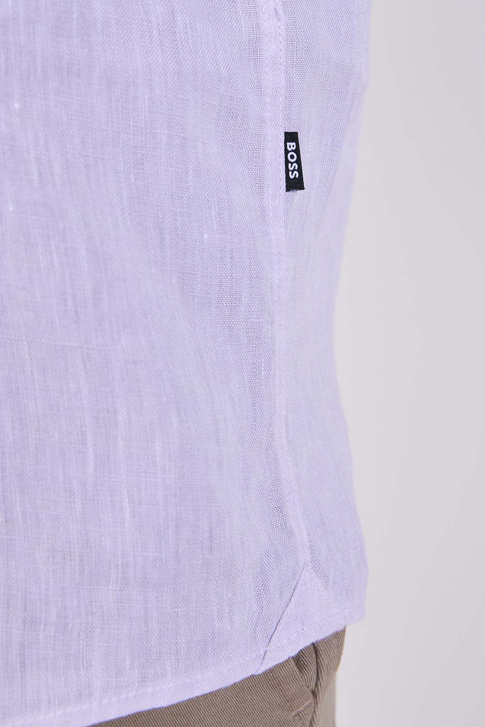 תמונת תקריב דוגמן של חולצת מכופתרת פשתן