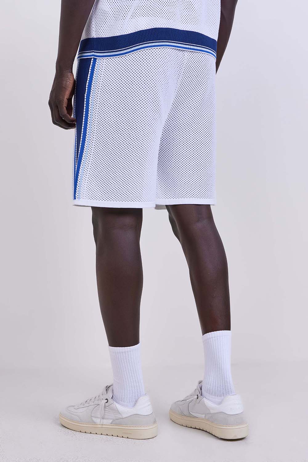 תמונת דוגמן אחורית של מכנסיים קצרים בגזרה משוחררת