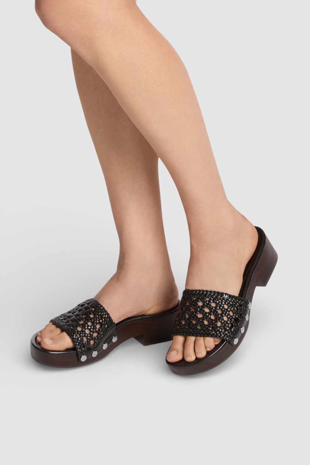 תמונת דוגמן קידמית של כפכפי עץ