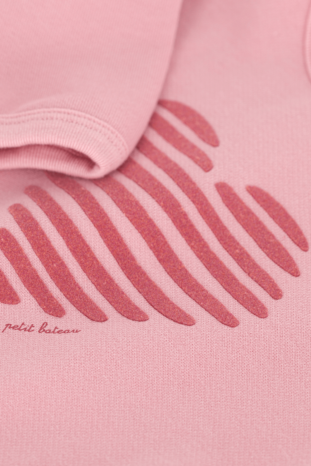 תמונת תקריב של סווטשירט - גילאי 3-12 חודשים