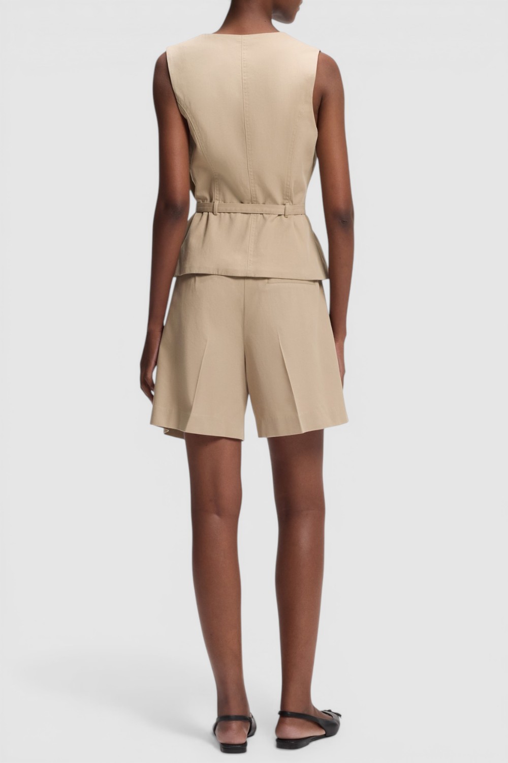 תמונת דוגמן אחורית של ווסט א-סימטרי