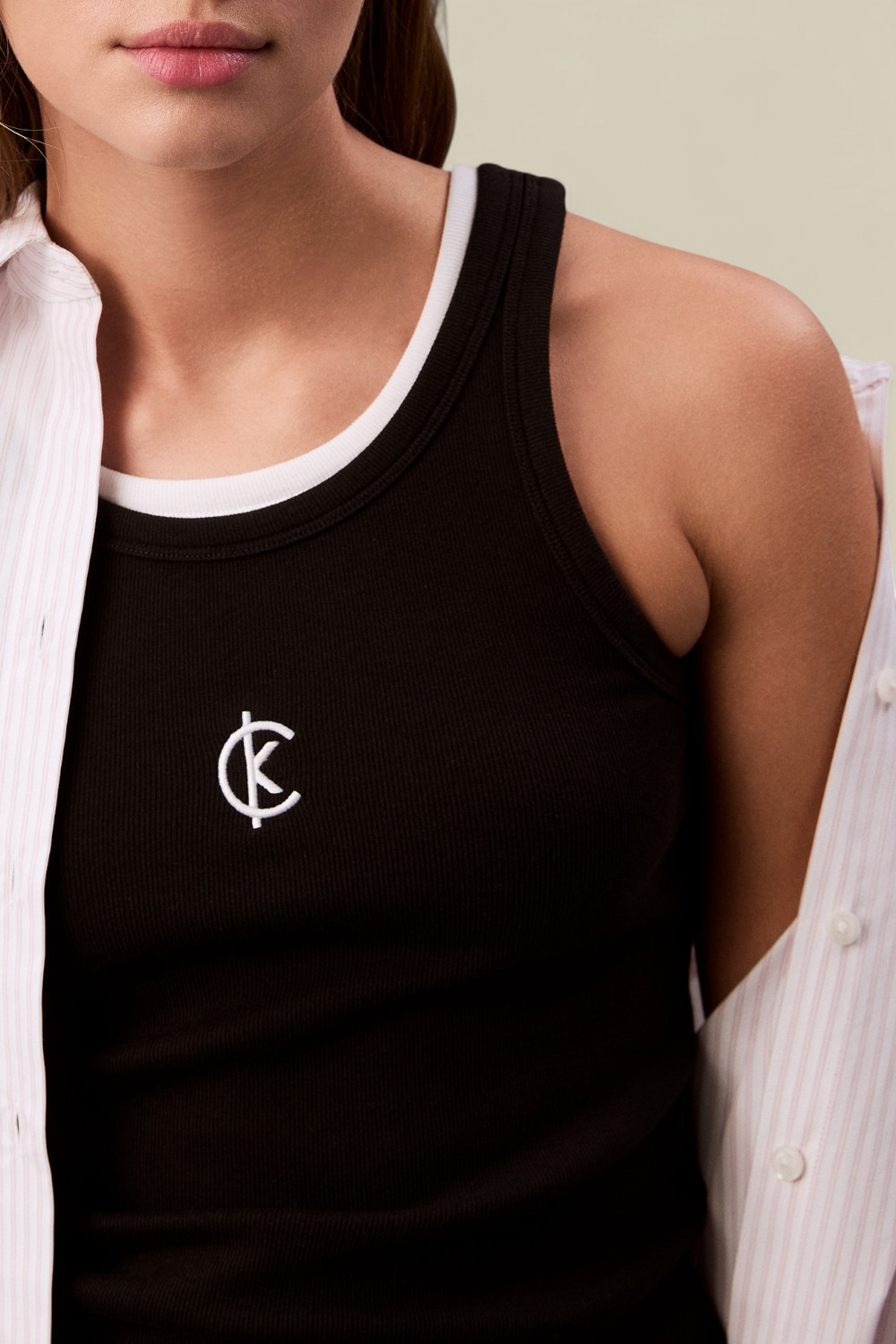 תמונת תקריב דוגמן של גופייה