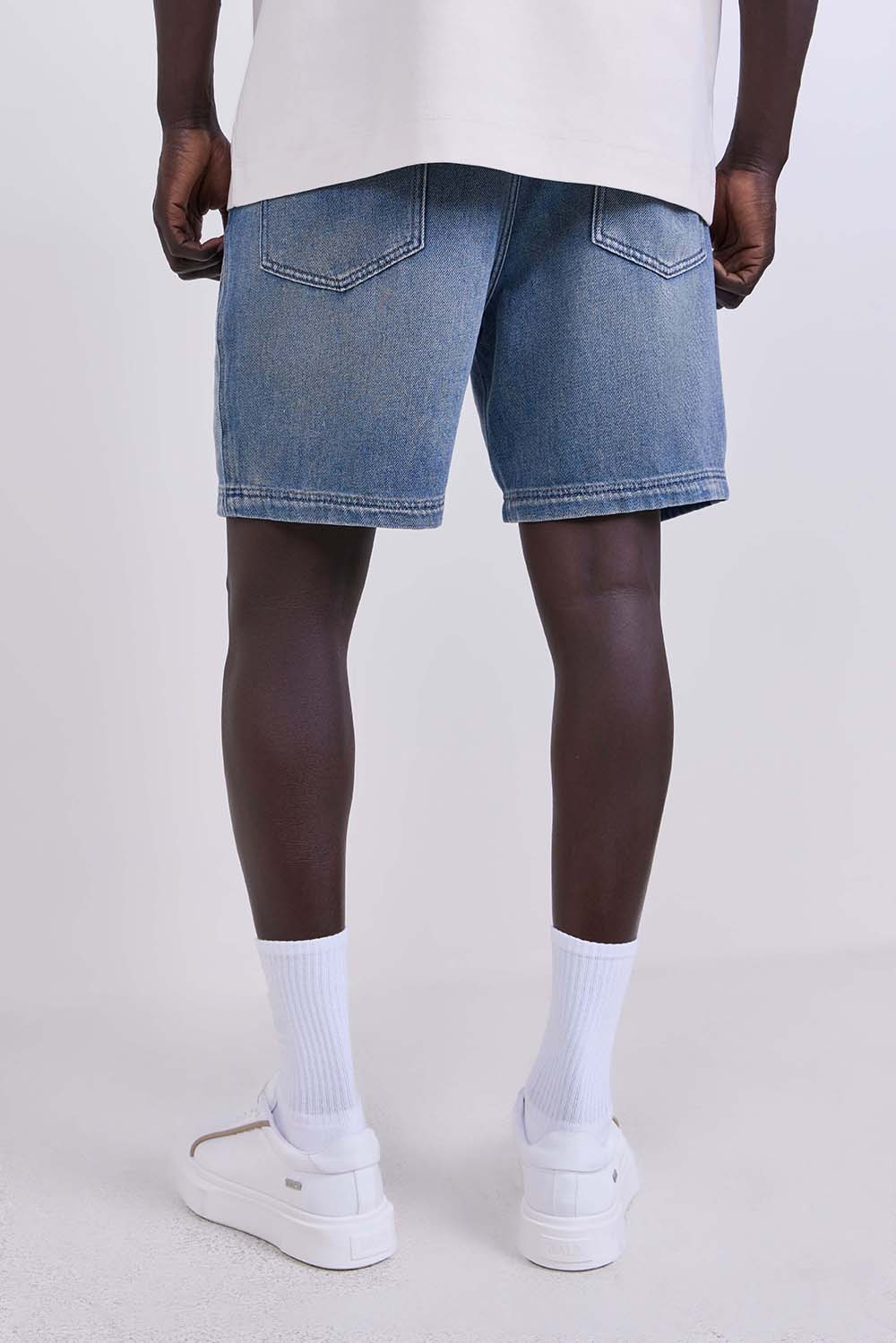 תמונת דוגמן אחורית של מכנסי ג'ינס ברמודה