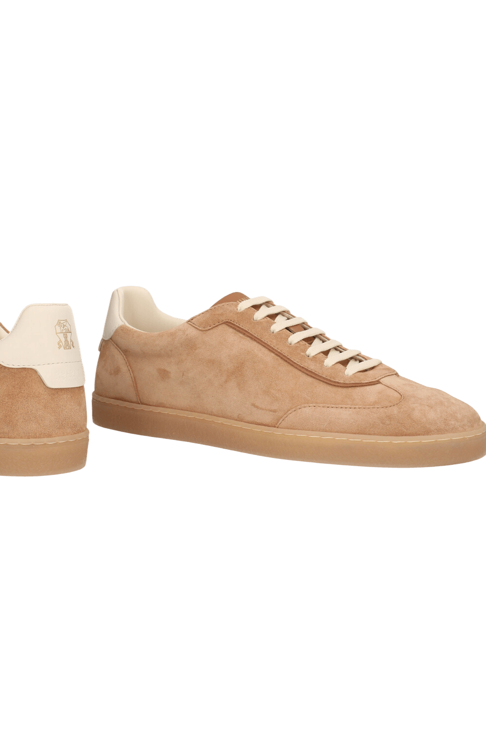 תמונת תקריב של נעלי סניקרס זמש