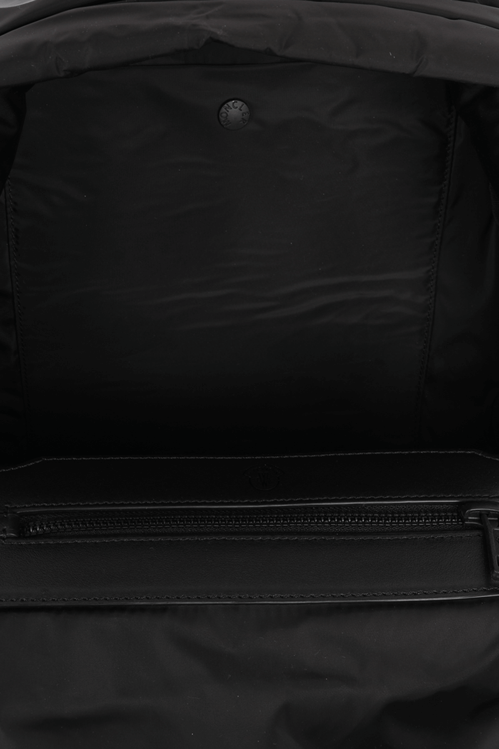 תמונת פנים של תיק גב מרופד בגוון שחור