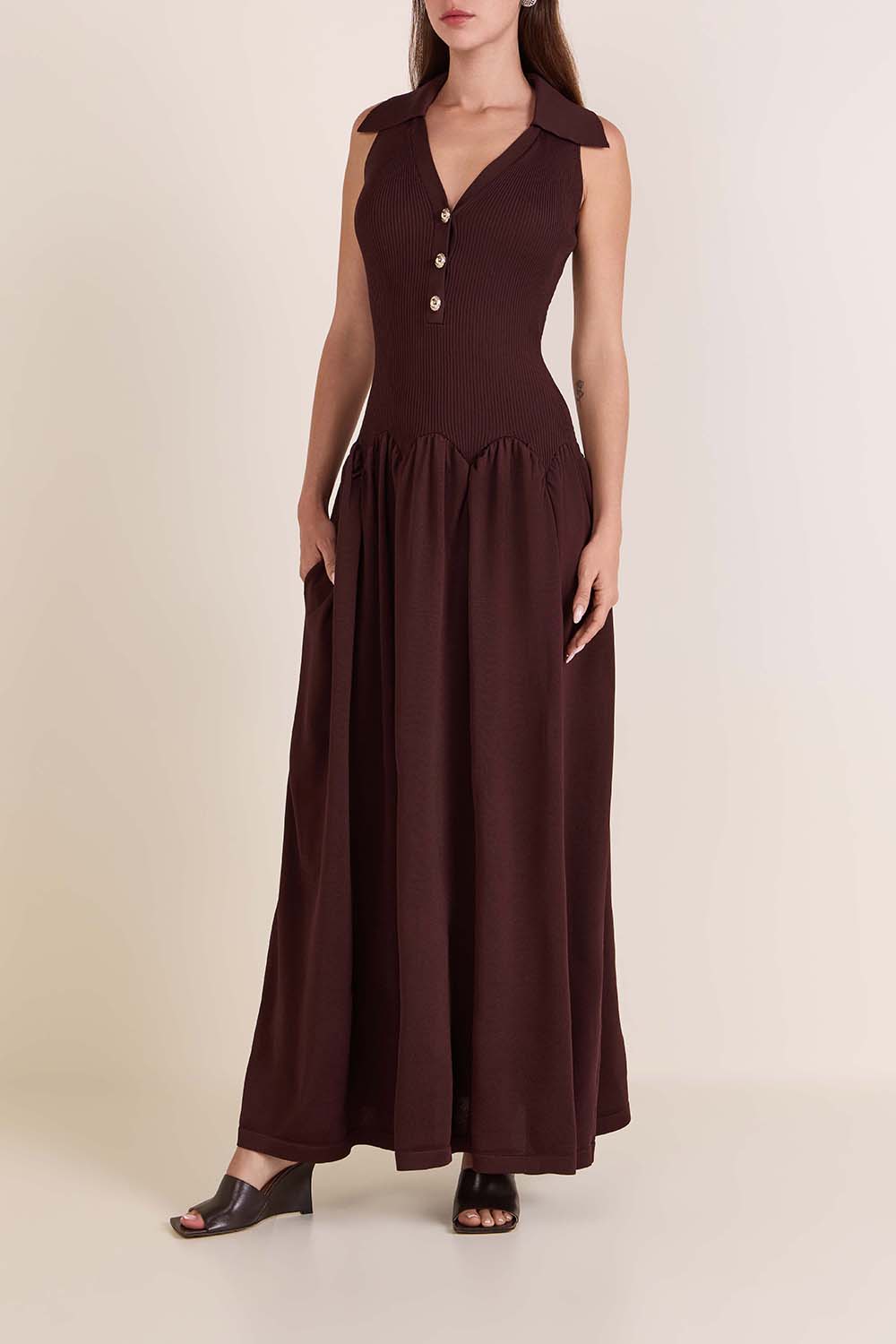 תמונת דוגמן קידמית של שמלת סריג