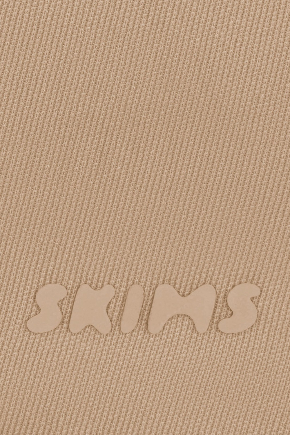 תמונת תקריב דוגמן של SKIMS ULTIMATE BODY THONG BODYSUIT