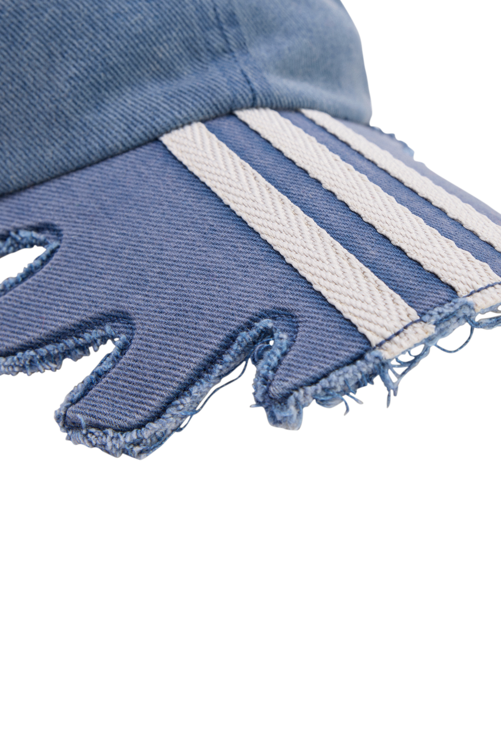 תמונת תקריב של כובע מצחייה Adidas X AVAVAV