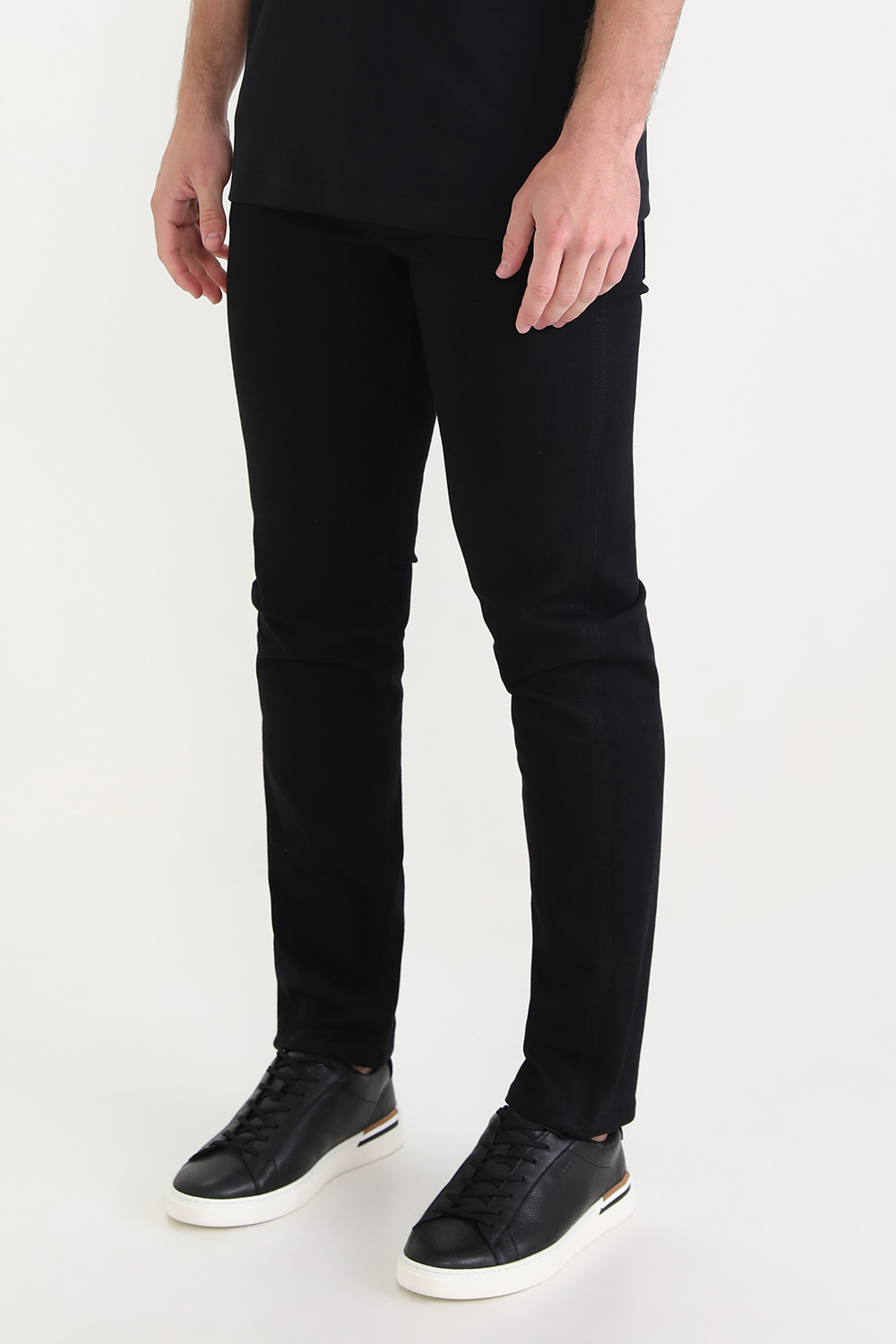 תמונת דוגמן קידמית של Slim-Fit Jeans in Deep-Black