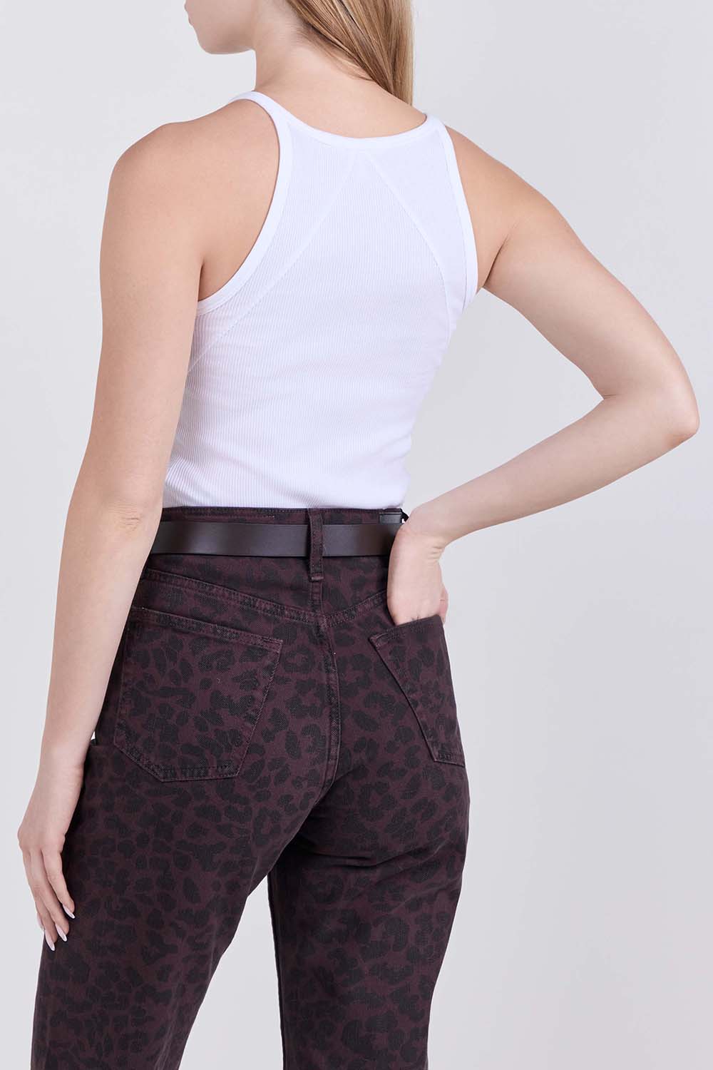 תמונת דוגמן אחורית של גופיית ריב