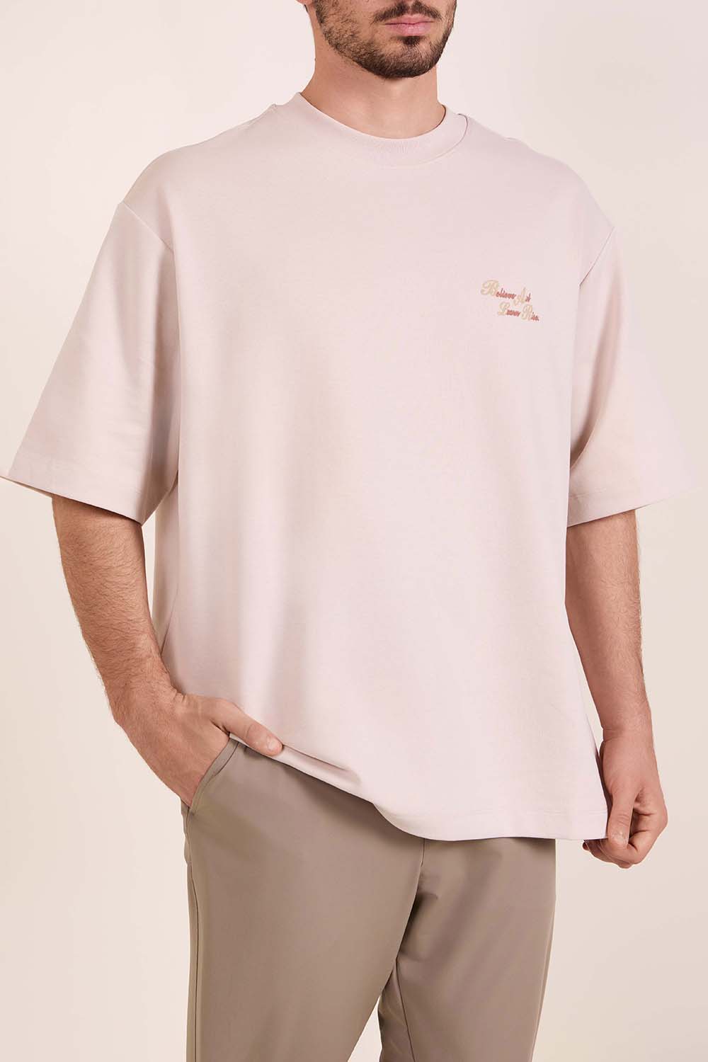 תמונת דוגמן קידמית של טישירט שרוול קצר