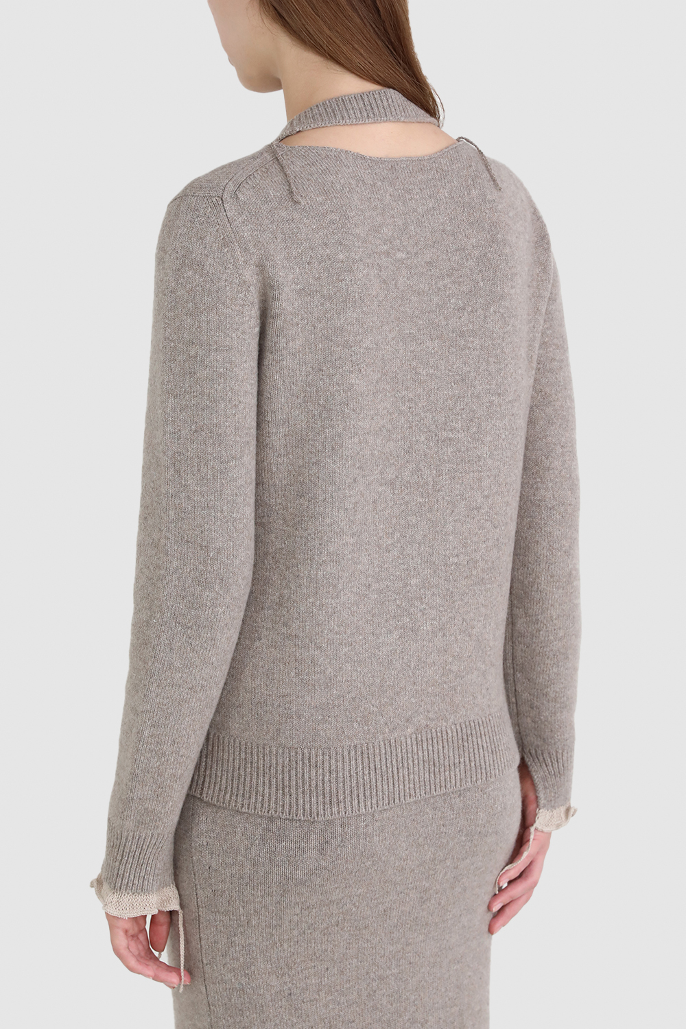 תמונת דוגמן אחורית של סוודר קשמיר