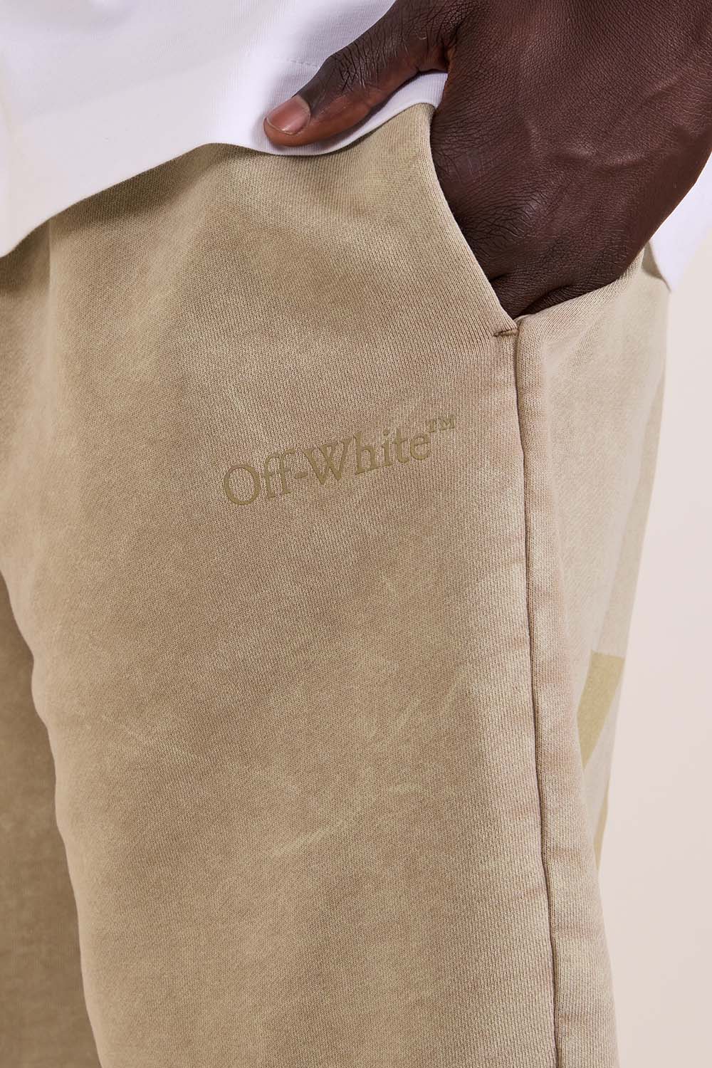 תמונת תקריב דוגמן של מכנסי ג'וגר קצרים