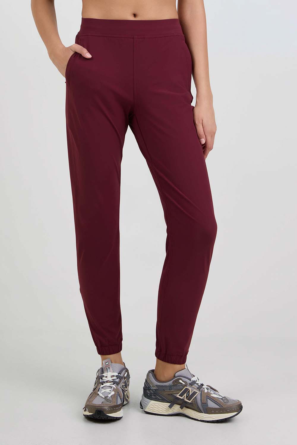 תמונת דוגמן קידמית של ADAPTED STATE HR JOGGER *REGULAR