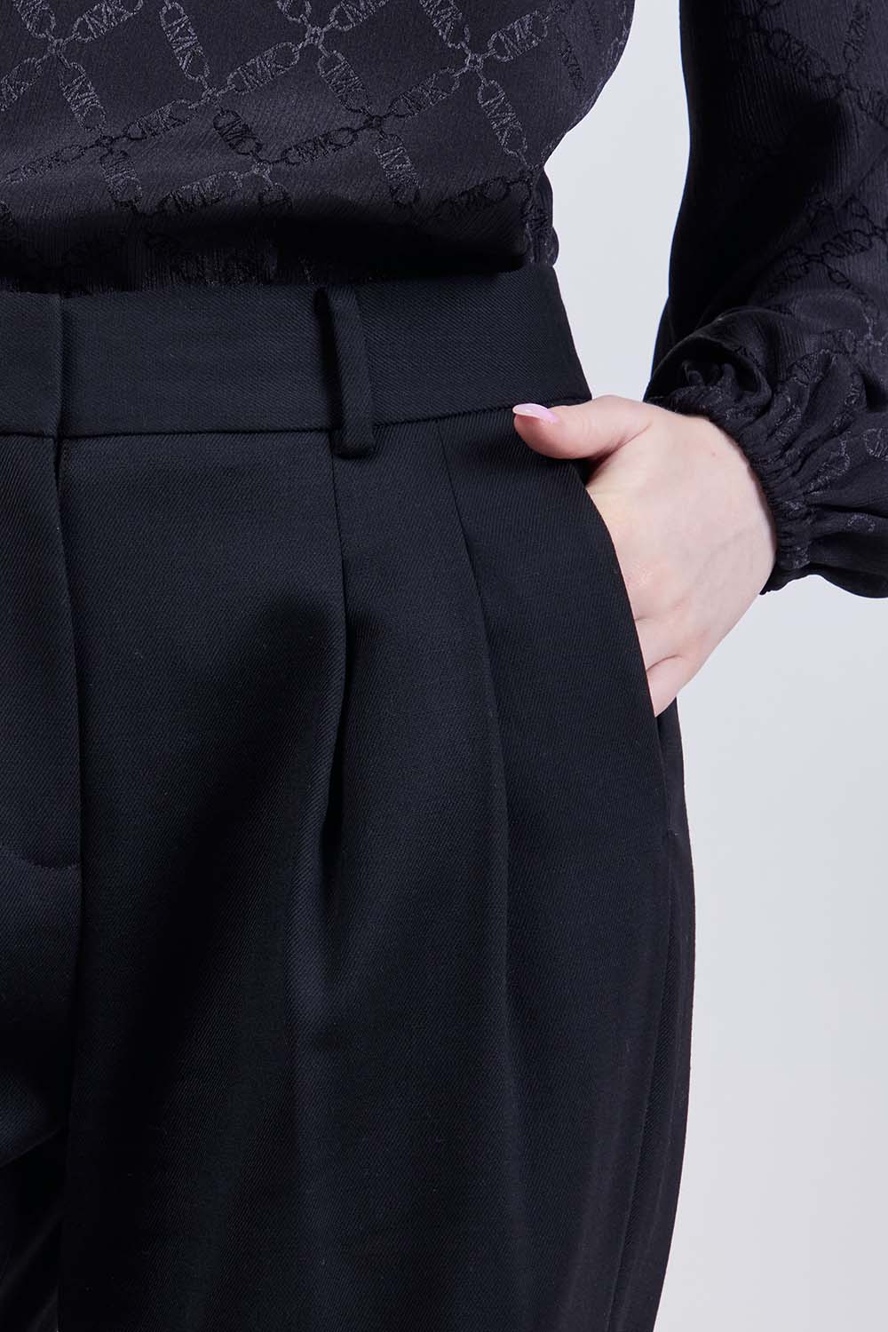 תמונת תקריב דוגמן של מכנסיים מחוייטים