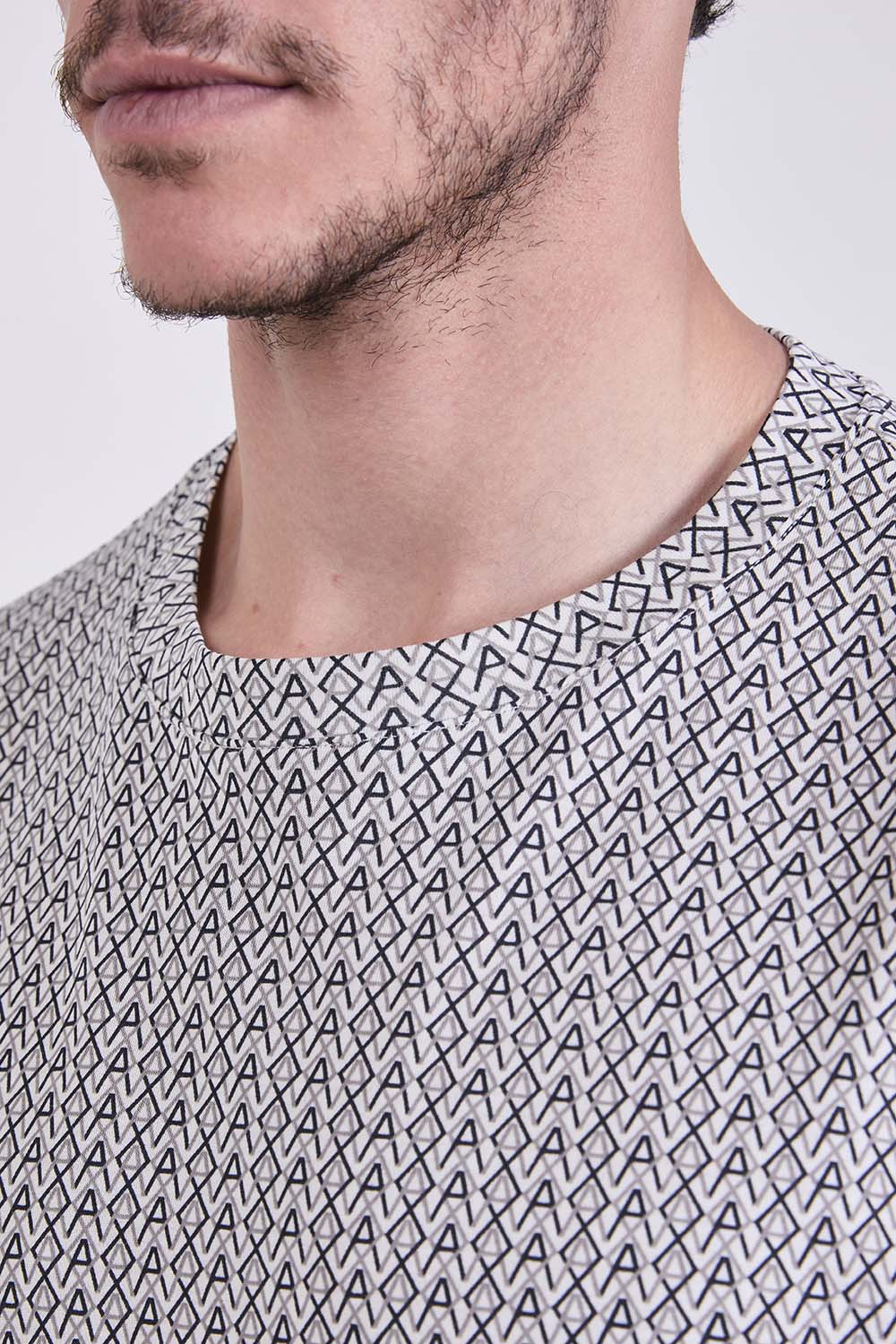 תמונת תקריב דוגמן של חולצת טי בגזרה ישרה