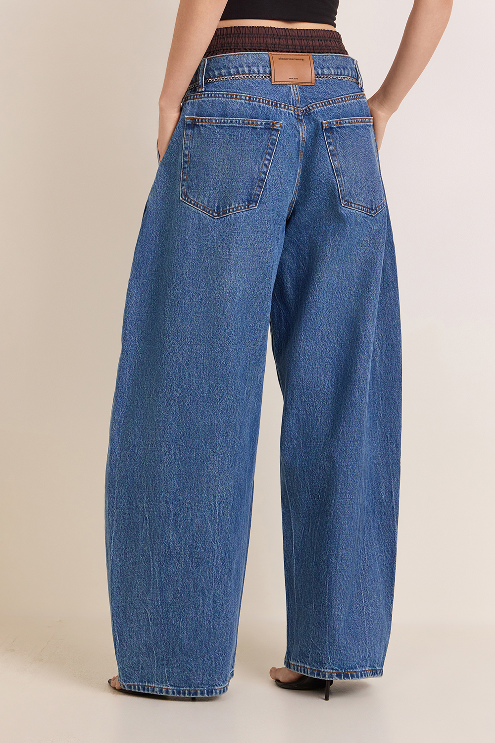 תמונת דוגמן אחורית של מכנסי ג'ינס עם חגורת שרשרת