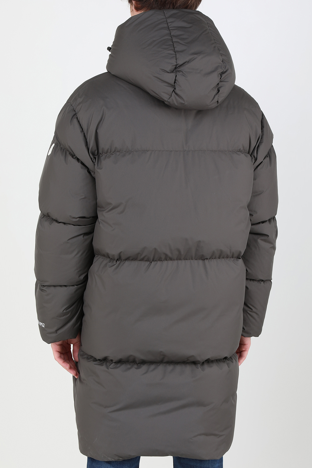 תמונת דוגמן אחורית של מונקלר 1952 מעיל פאפר ארוך מרוכסן