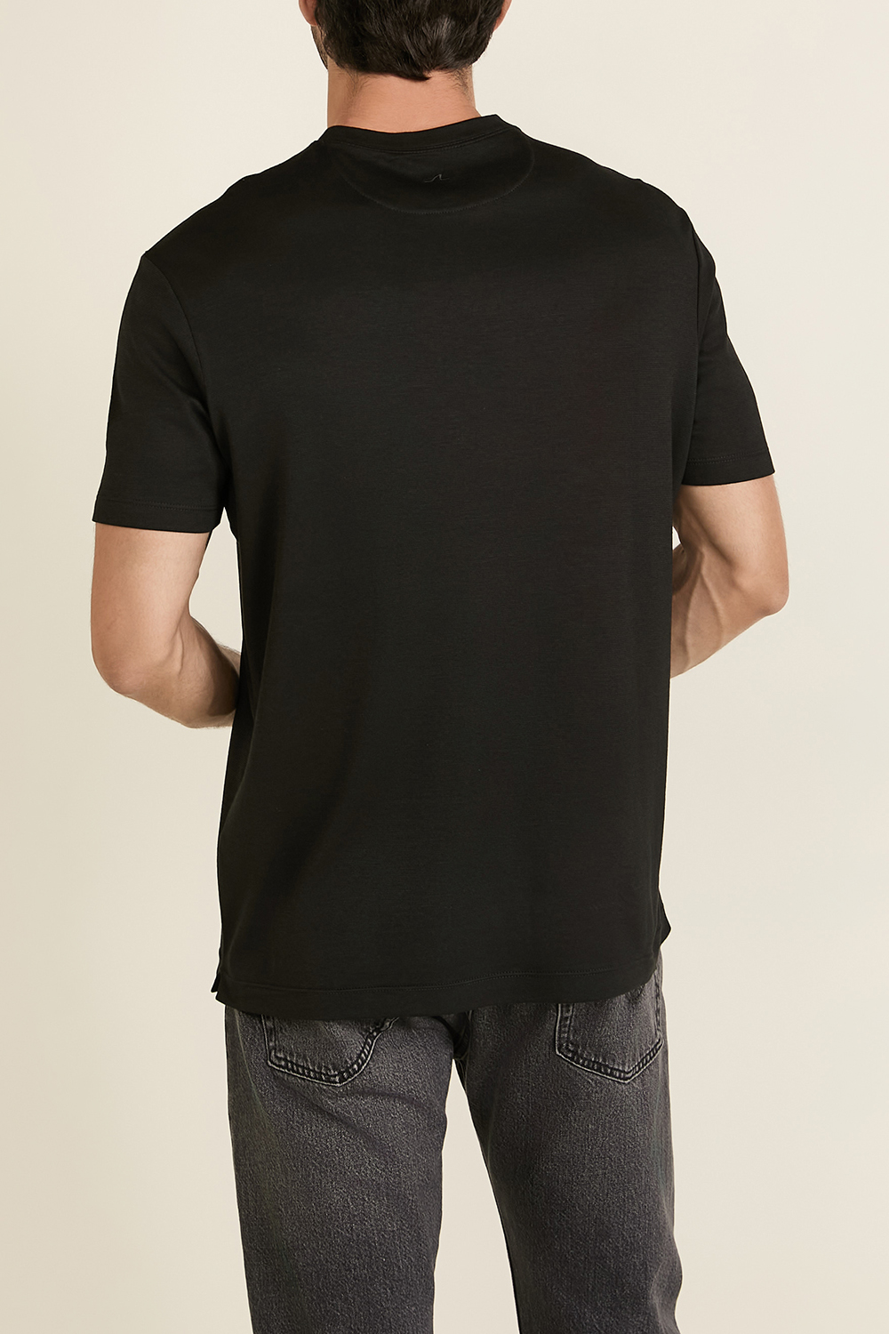 תמונת דוגמן אחורית של חולצת טי