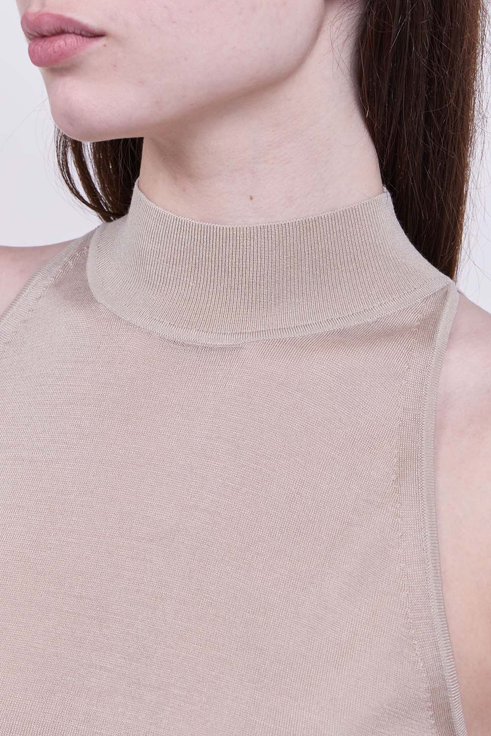 תמונת תקריב דוגמן של גופייה בגזרה ישרה