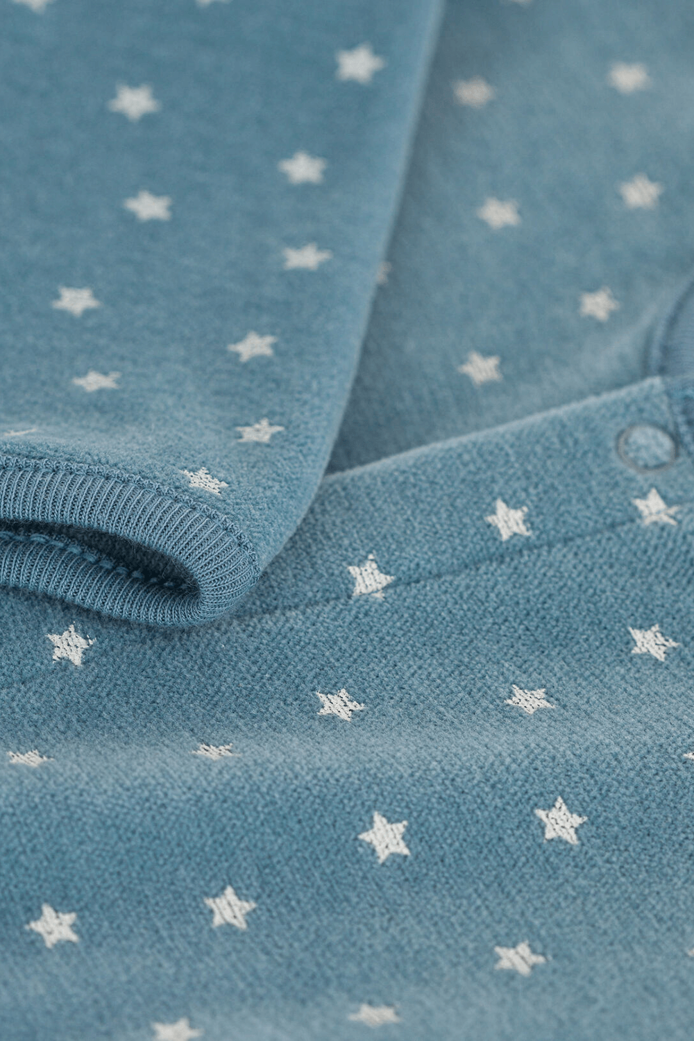 תמונת תקריב של חודשים אוברול שינה קטיפתי ארוך עם רגליות - גילאי NB-12