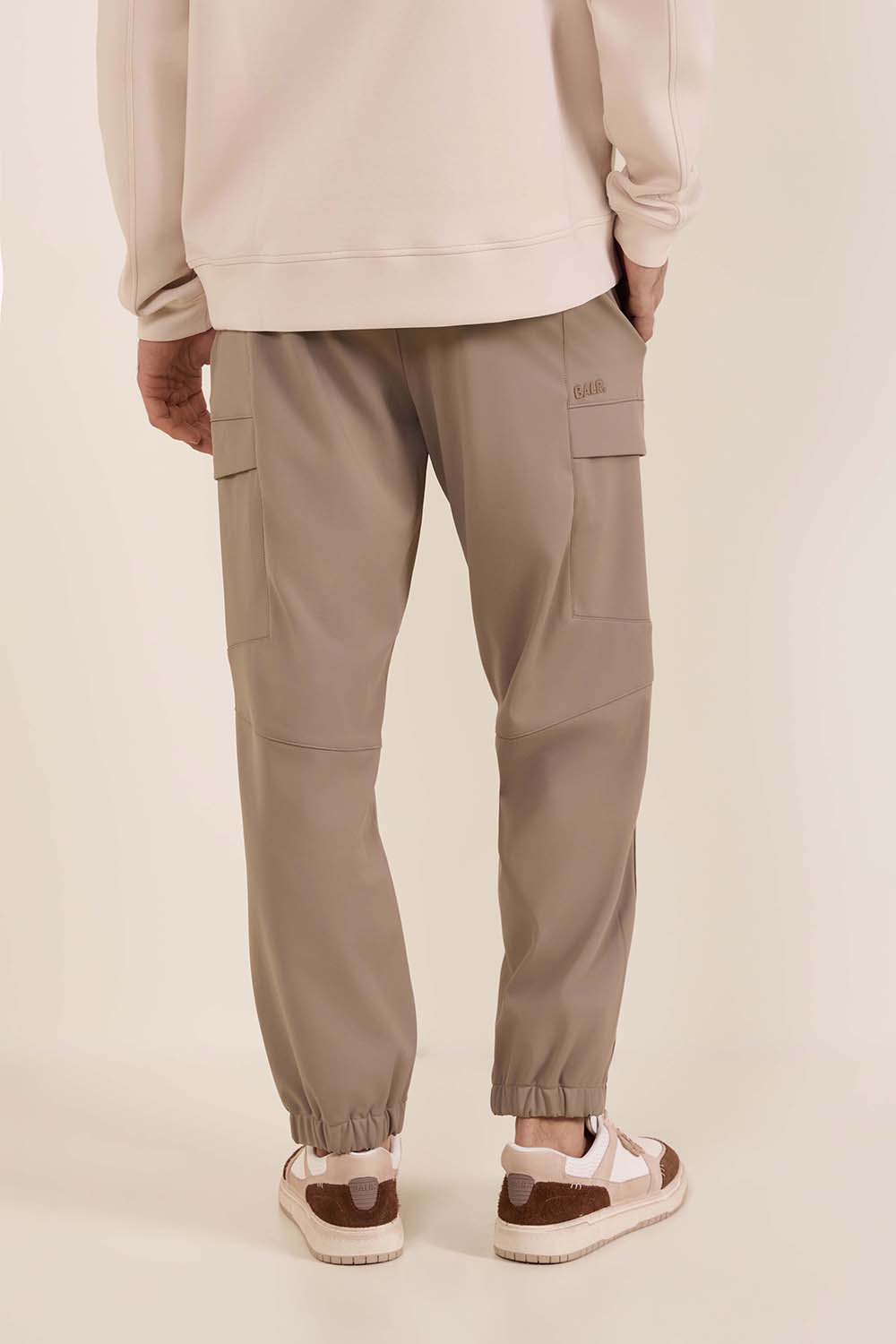 תמונת דוגמן אחורית של מכנסיים ארוכים