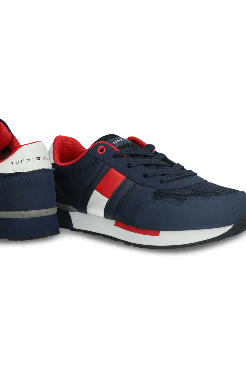 תמונת תקריב של נעלי סניקרס - מידות 35-38