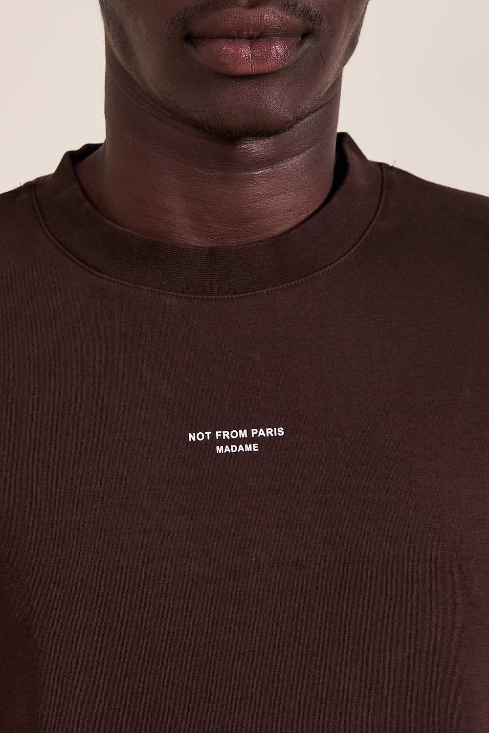 תמונת דוגמן אחורית של חולצת טי