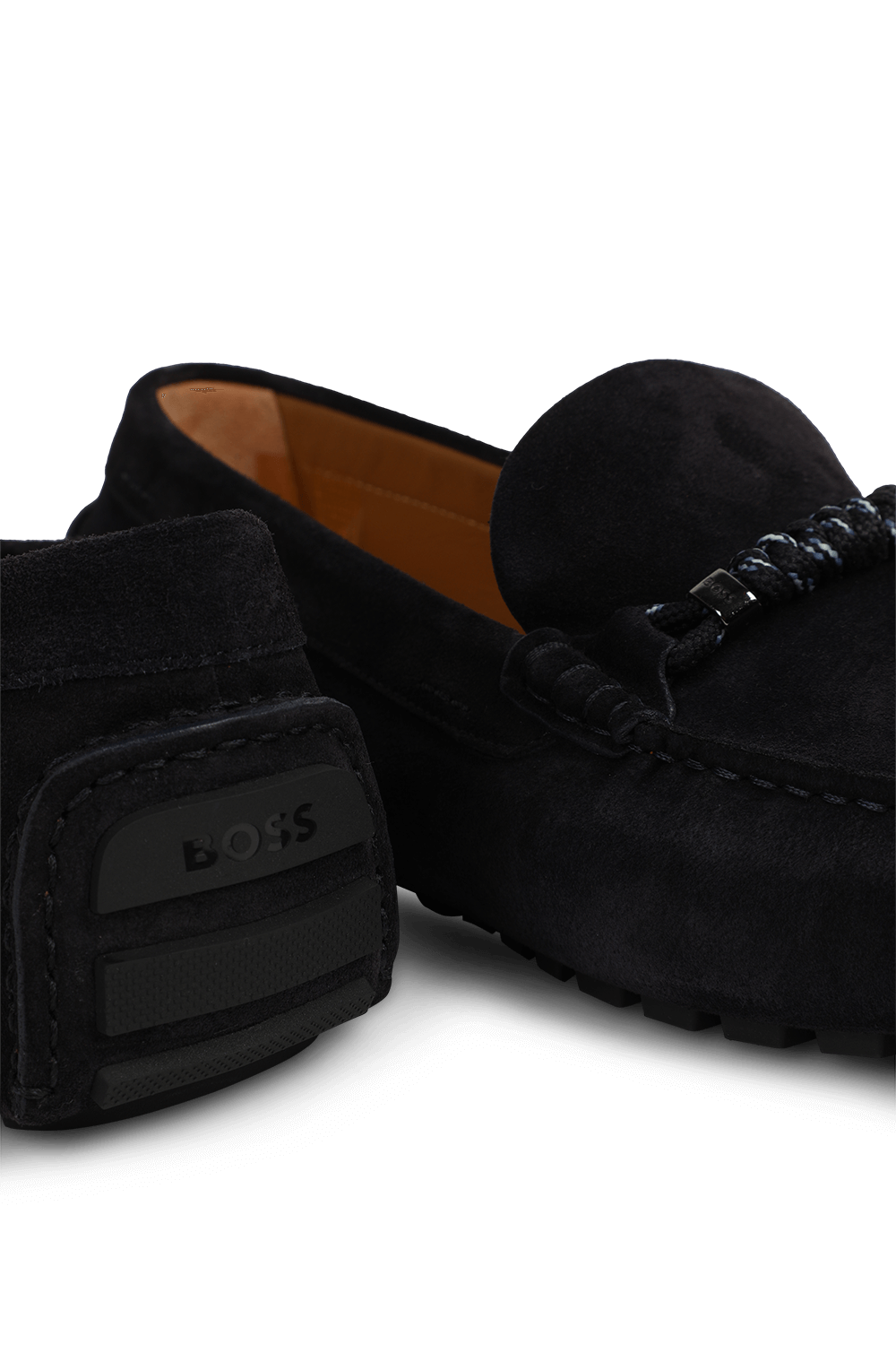 תמונת תקריב של נעלי מוקסין מעור זמש עם אלמנט מטאלי