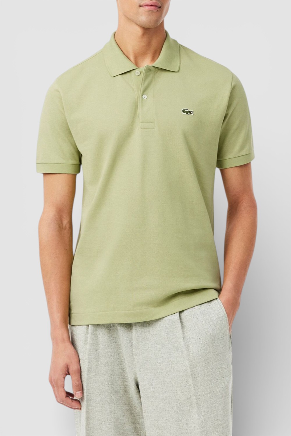 תמונת דוגמן קידמית של חולצת פולו קצרה