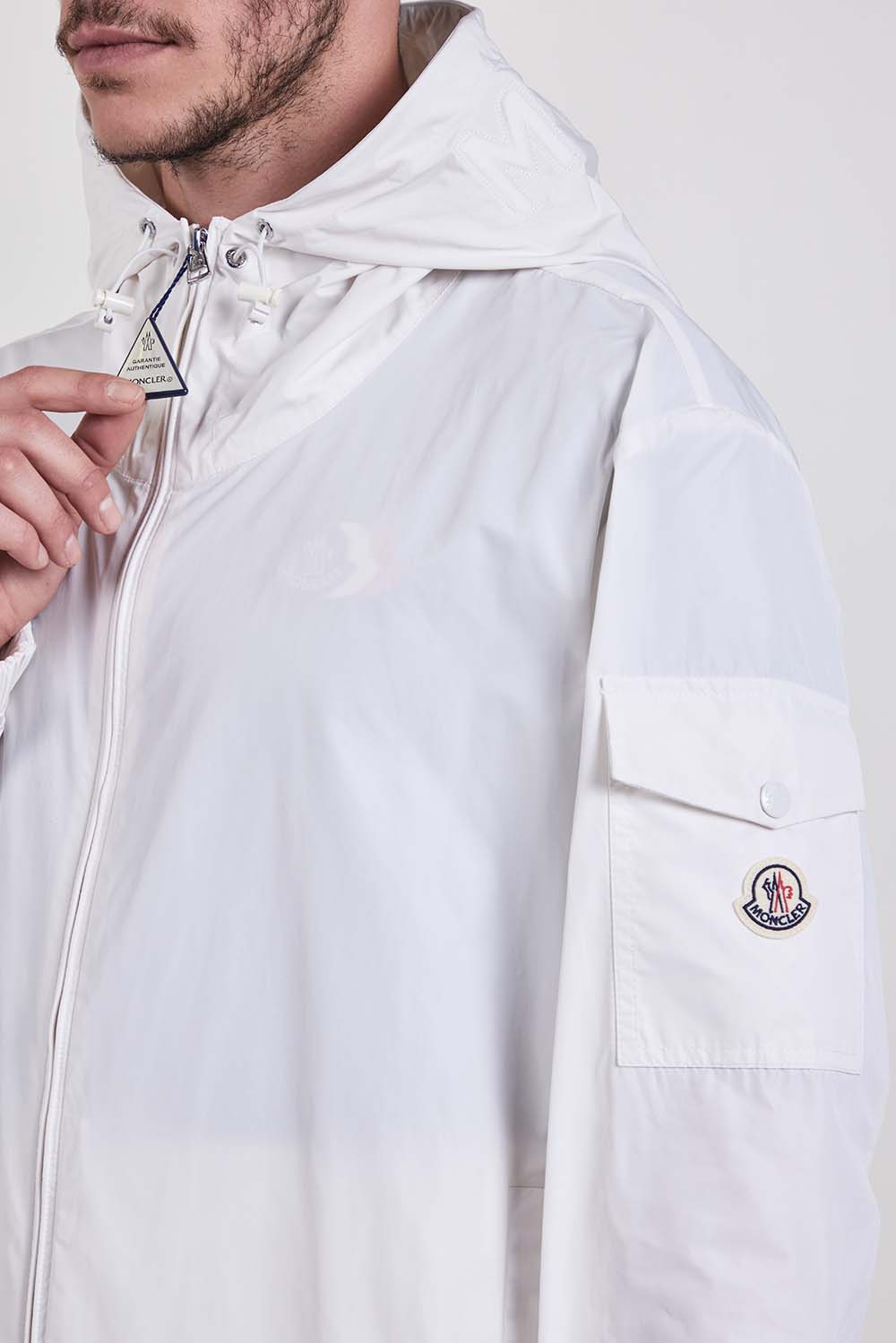 תמונת תקריב דוגמן של מעיל רוח