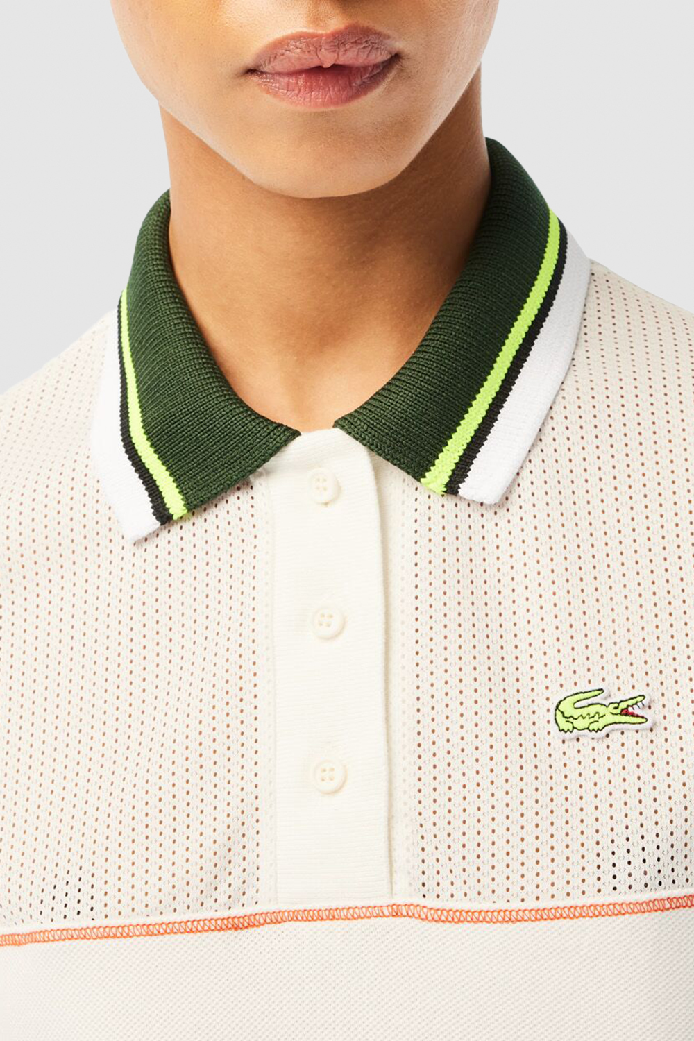 תמונת תקריב דוגמן של חולצת פולו קצרה