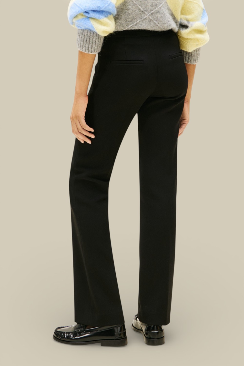 תמונת דוגמן אחורית של מכנסיים מחויטים