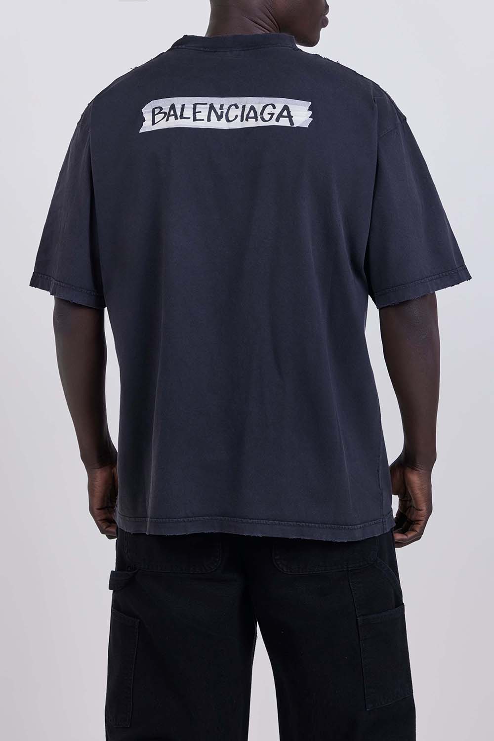 תמונת דוגמן אחורית של חולצת טי בגזרה משוחררת