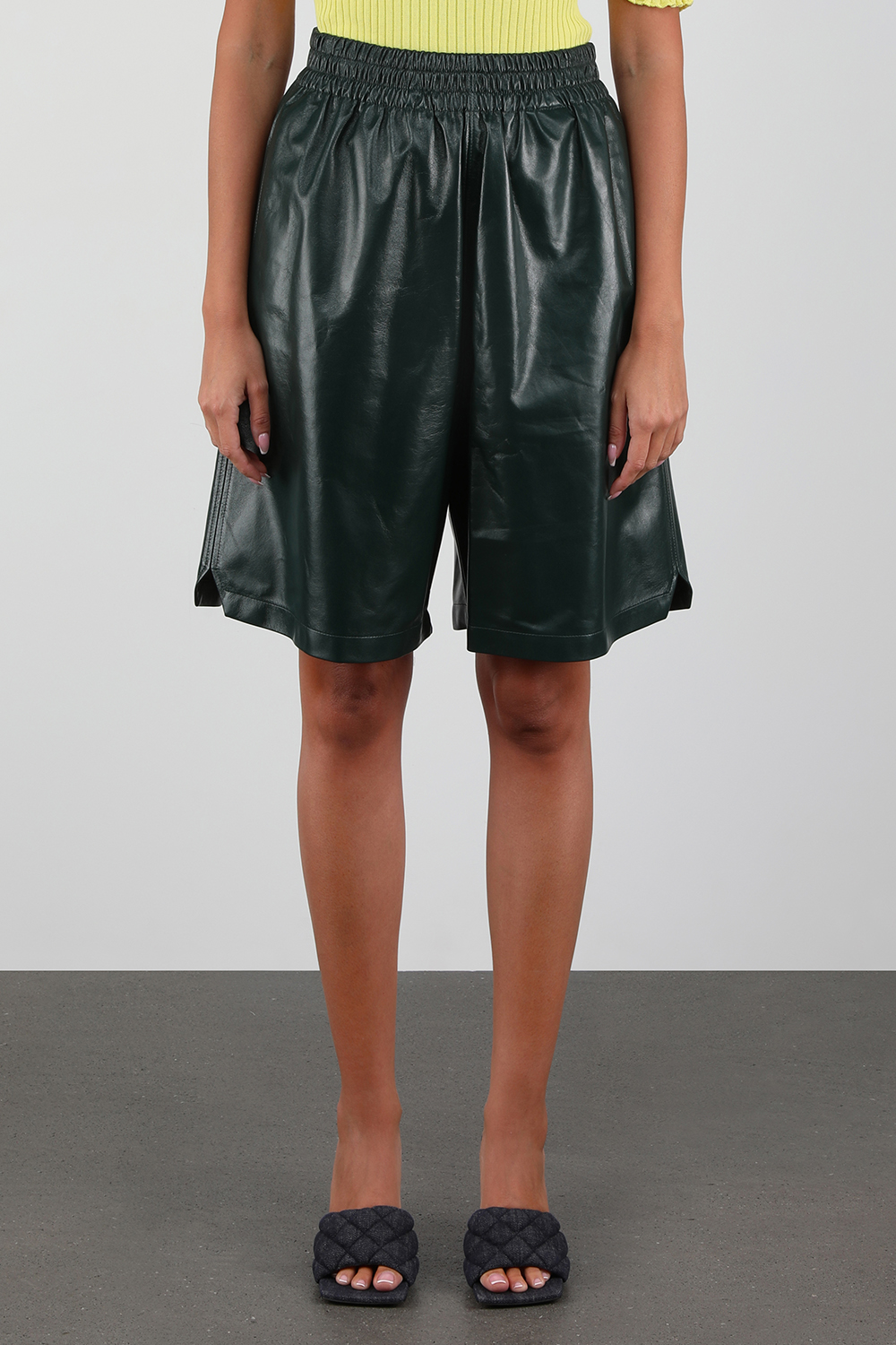תמונת דוגמן קידמית של מכנסי עור קצרים מבריקים